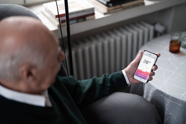 Mies katsoo Wattisen mobiilisovellusta