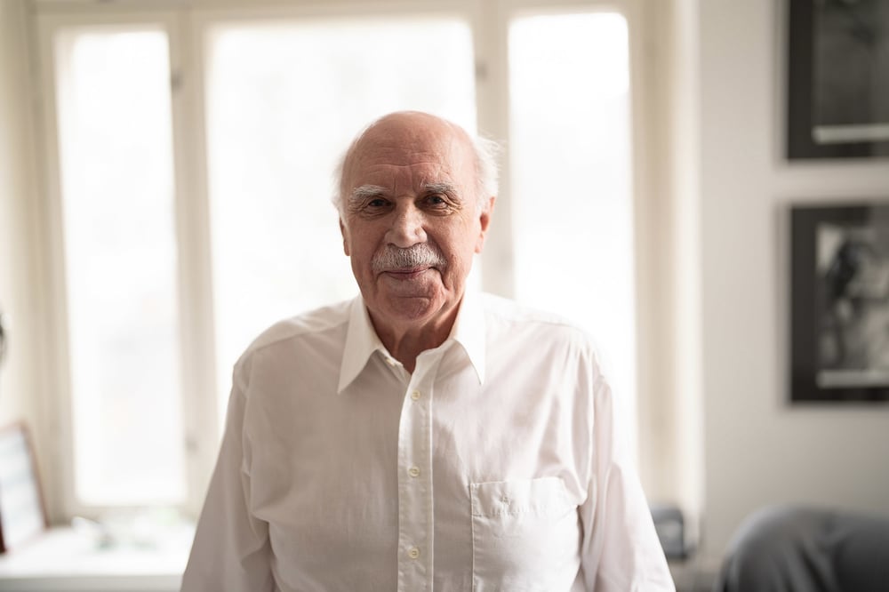 Vanha mies hymyilee kameralle